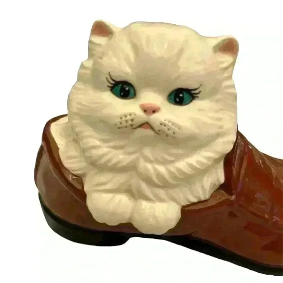 Vintage Kitty Needs a New Home White Cat in a Shoe 80s - Picture 2 of 7